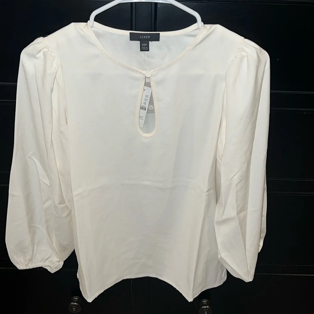 J.Crew NWT‎ women’s cream puff sleeve crepe keyhole neckline top. Size XSP